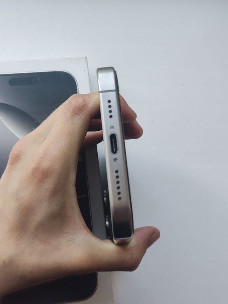 iPhone 16 pro max 256 100акб фізичнасім с дефектом особиста зустріч