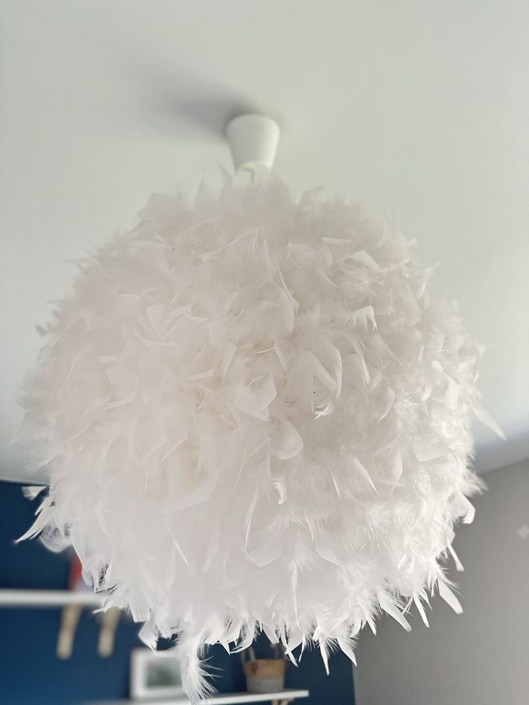 Lampa do sypialni z piórek