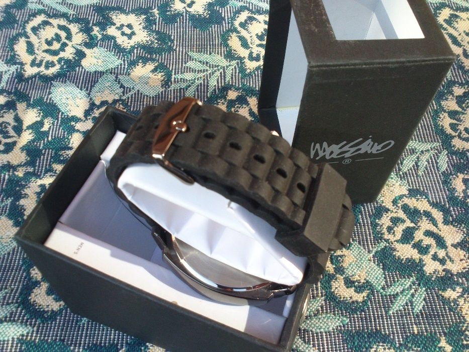 Продам новые наручные мужские часы.