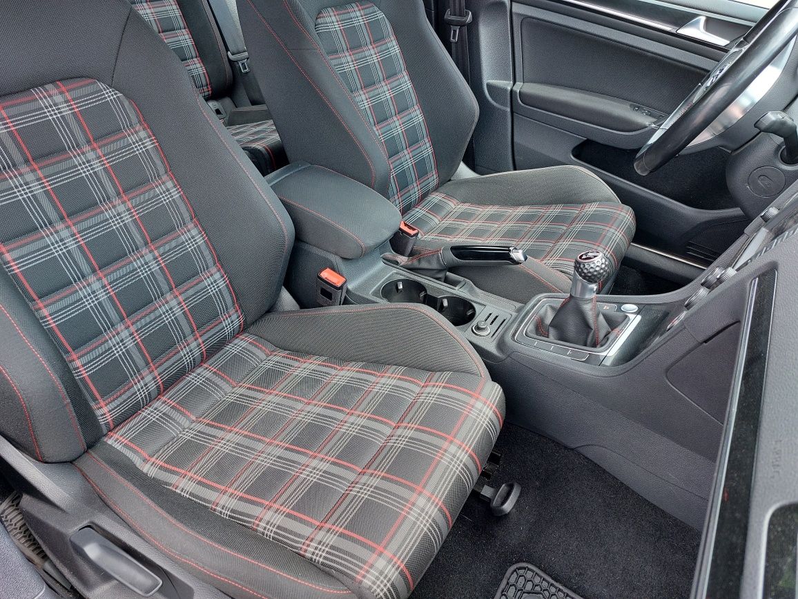 Golf 7 GTI Performence,  jak nowy niski przebieg manual