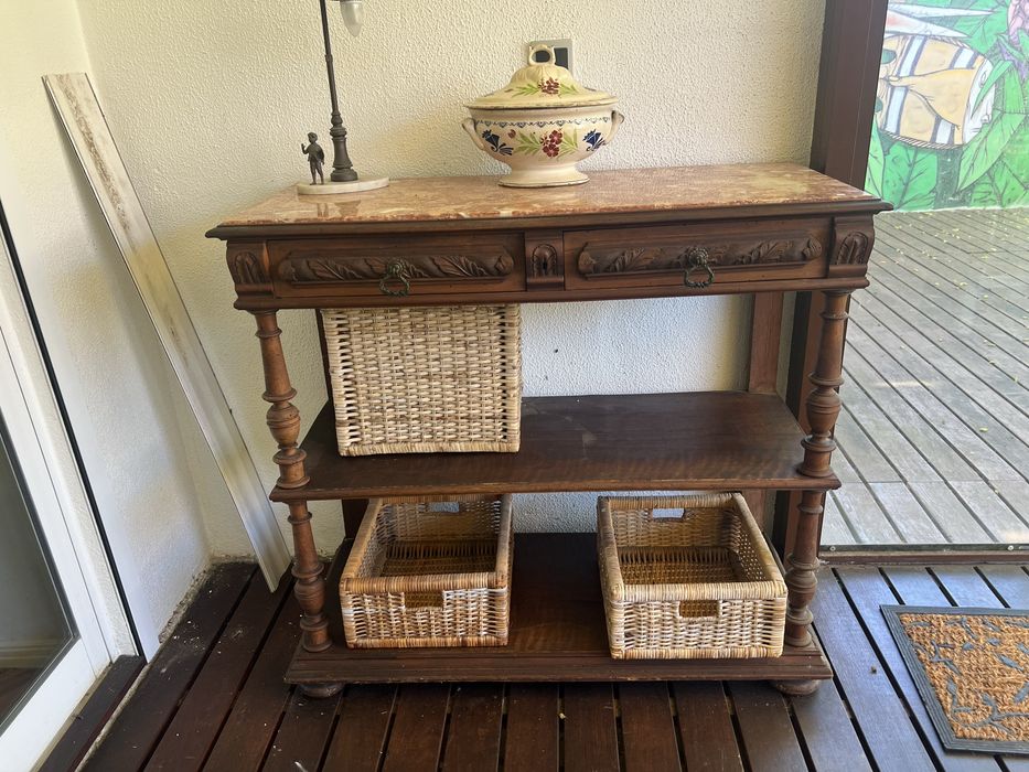 Aparador vintage de madeira com tampo mármore