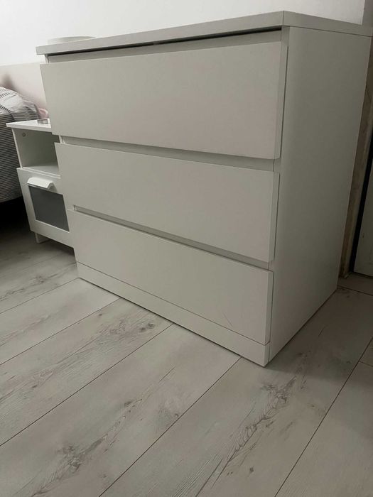 Cómodas e Estantes Ikea