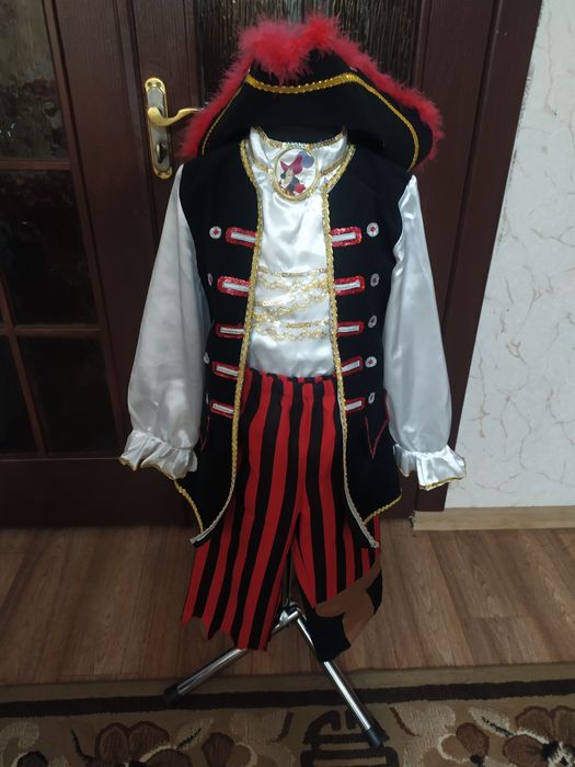 Платья и костюмы для праздников