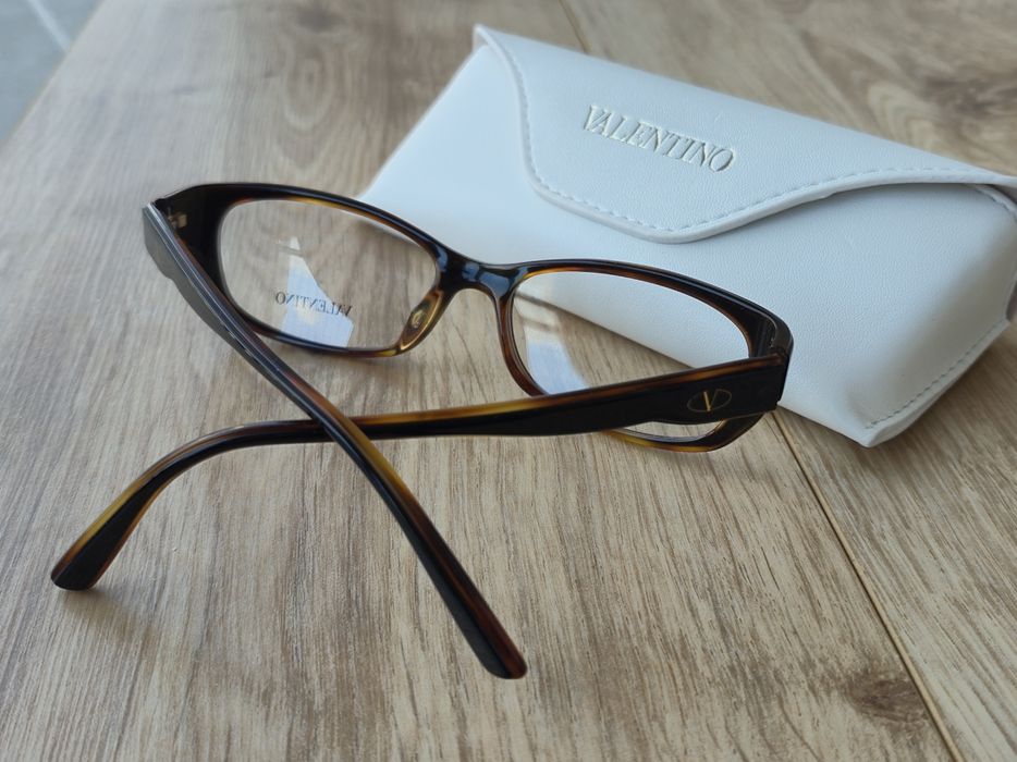 Жіноча вузька двукольорова оправа V2601 від Valentino!