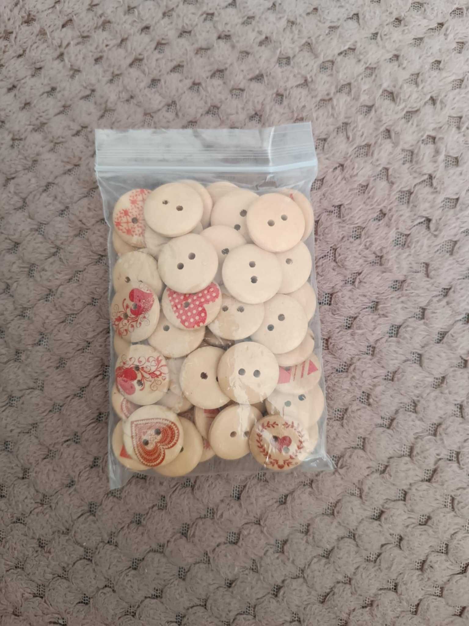 Drewniane guziki mix motyw serc, serduszek, 50 szt.