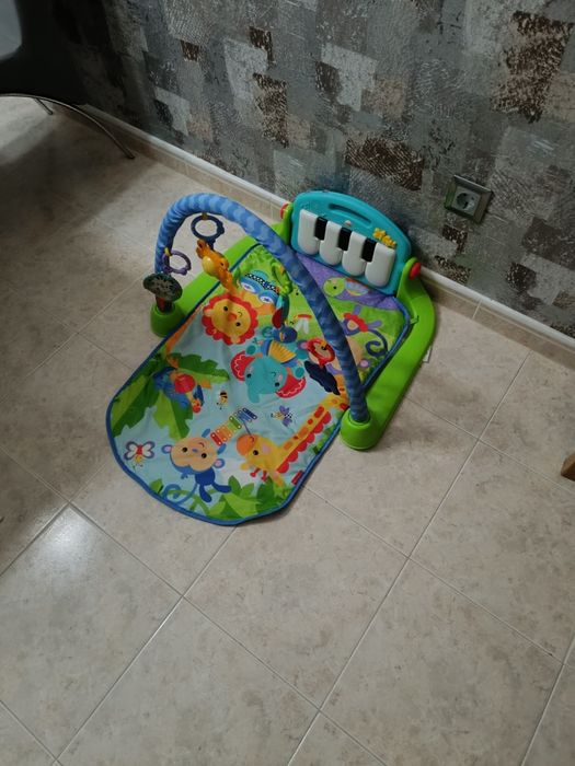 Tapete/ginásio de actividades com piano da Fisher Price.