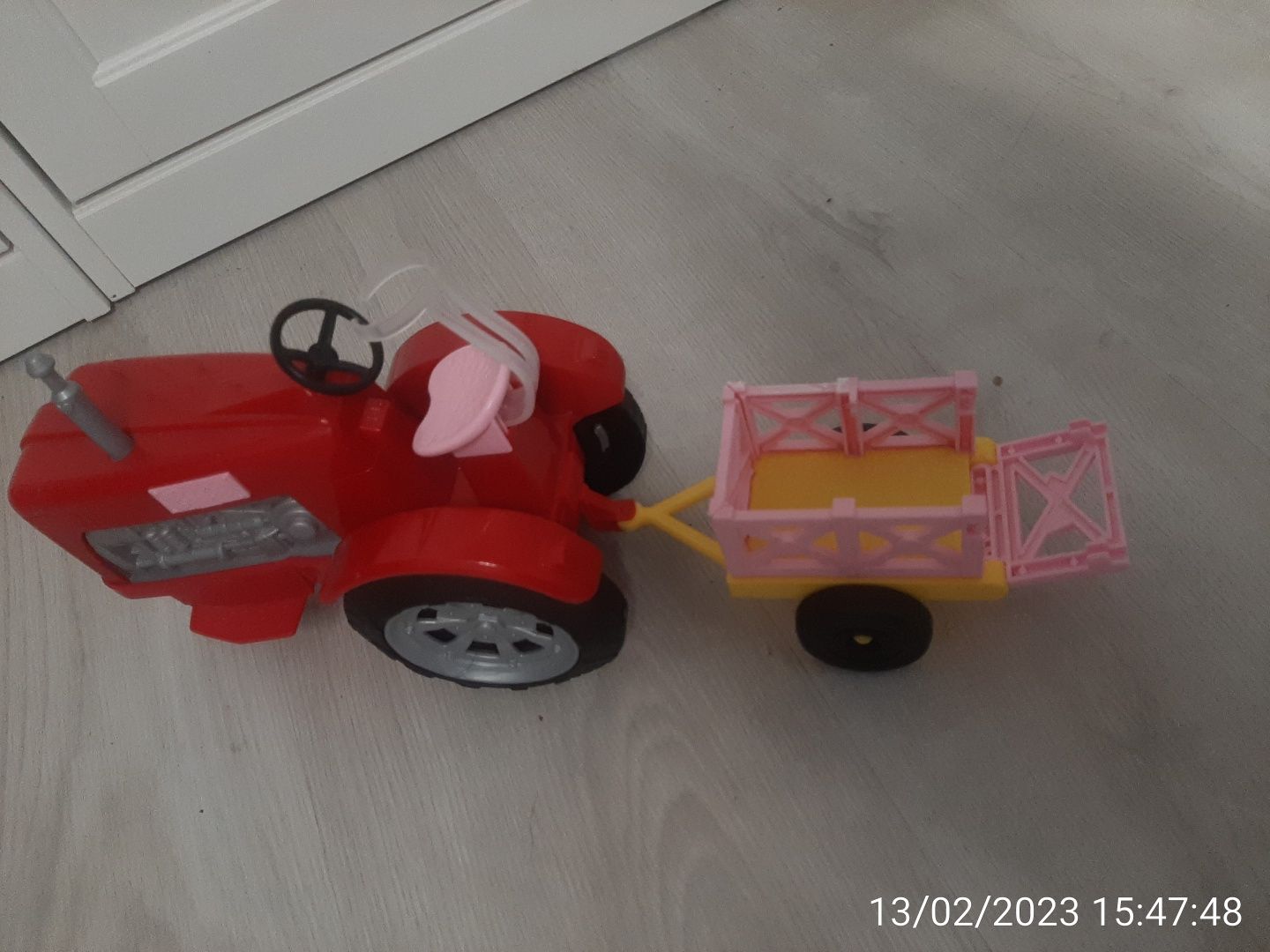 Lalka Barbie i traktor