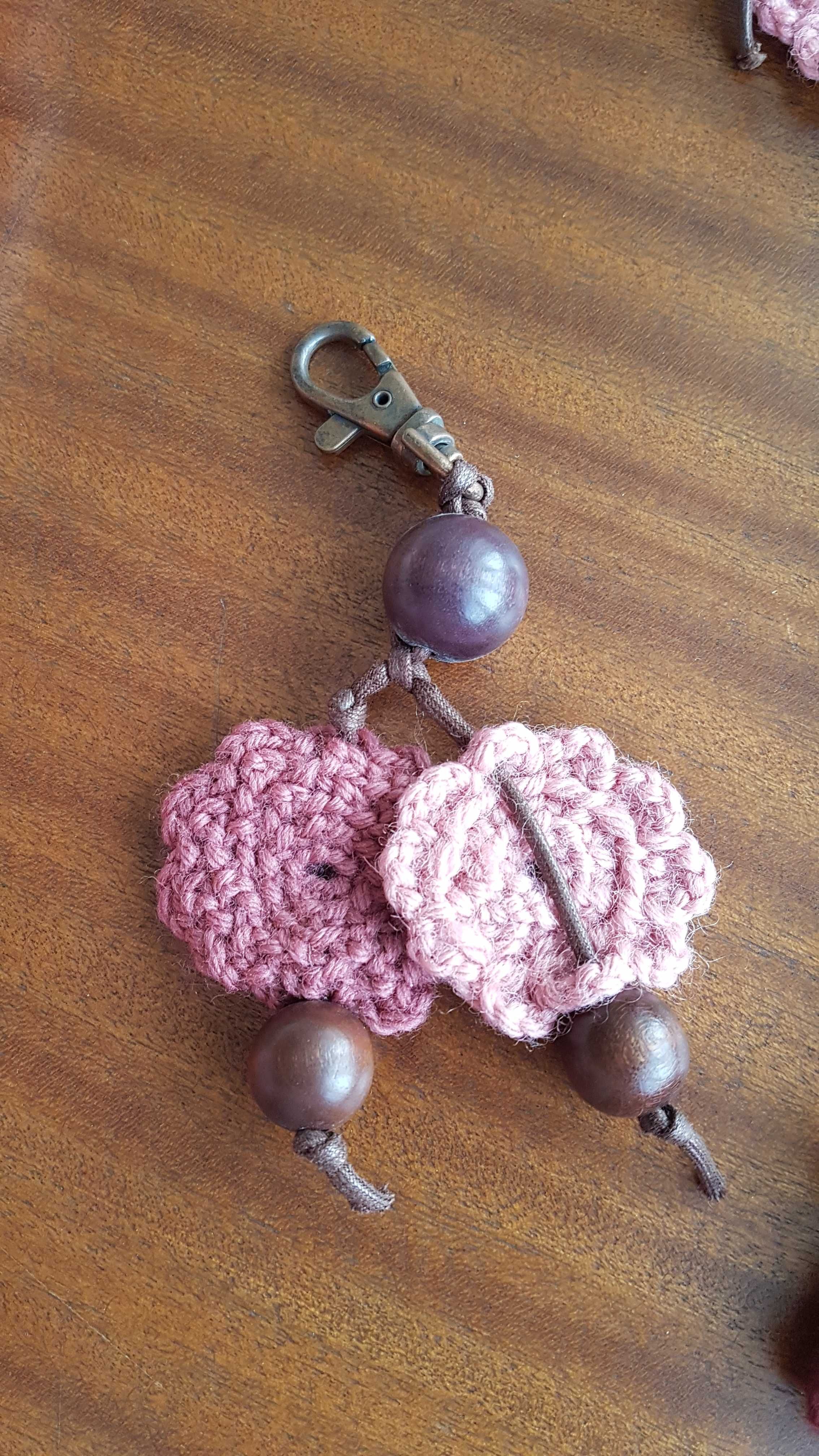 Conjunto Colar e Porta-chaves Flores feito à mão