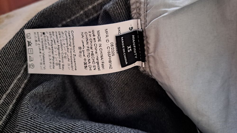 Calça jeans masculina casual com estampa atrás. Manfinity streetrush