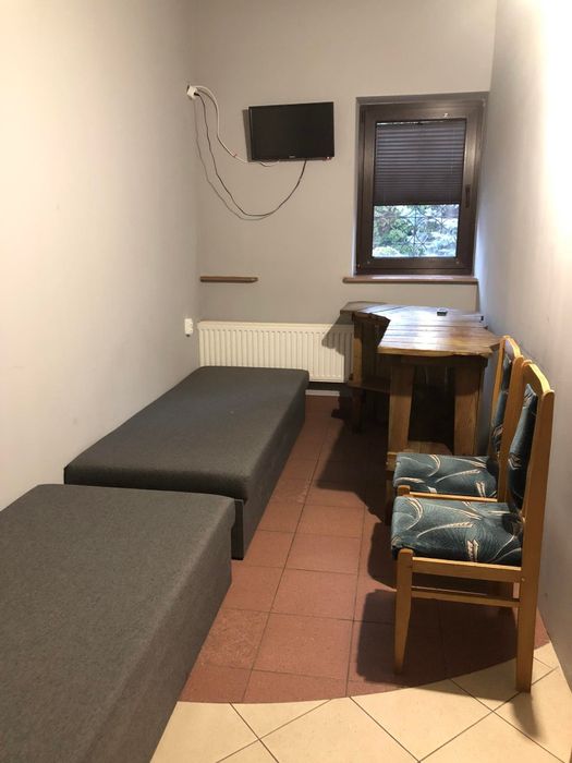 Pokoje z łazienkami i odrębnymi wejsciami z dworu