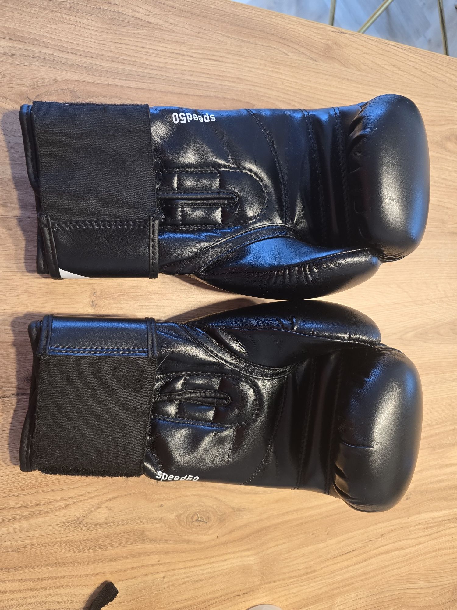 Rękawice bokserskie Adidas 14 oz - kompletny zestaw