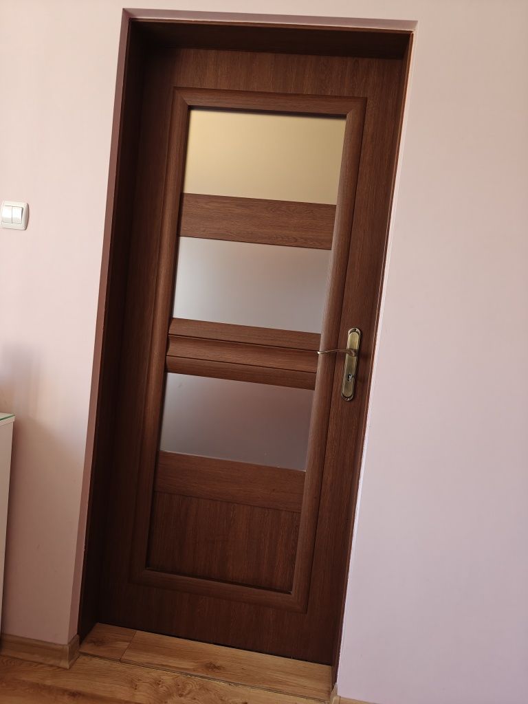 Drzwi wewnętrzne okleina orzech z szybami 4 szt prawe lewe 80