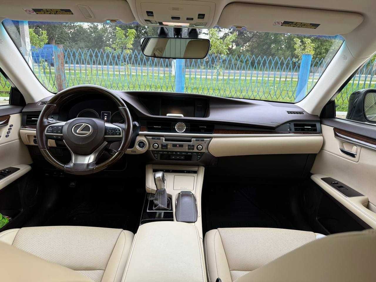 Lexus ES 300H 2016  (23.700$)