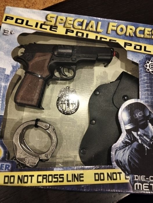 Kit de pistola de fulminantes 
Arma, algemas e distintivo em metal
Col