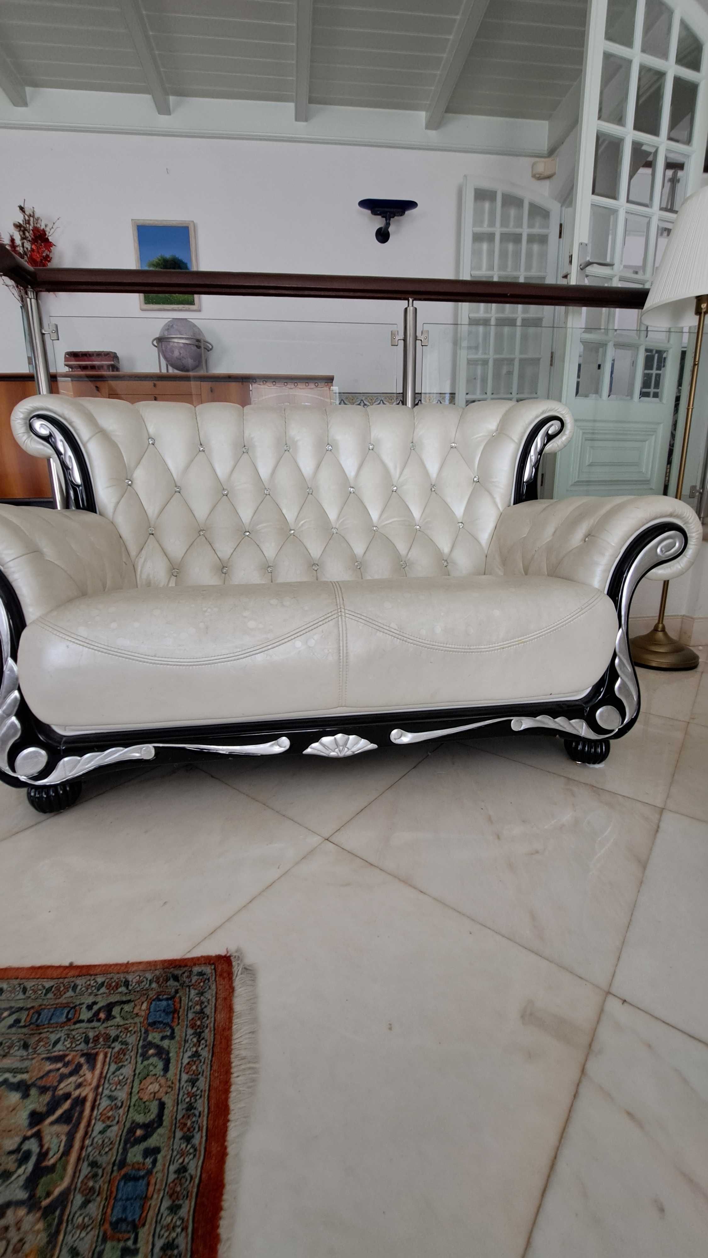 Conjunto sofas com uma mesa