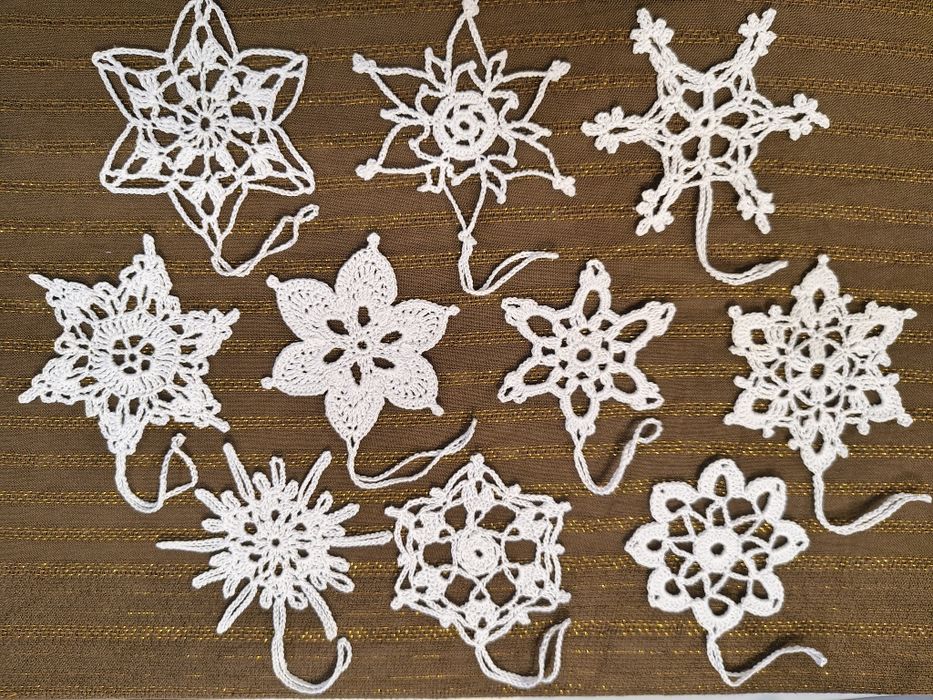 Gwiazdki / śnieżynki szydełkowe na choinkę - 10 sztuk