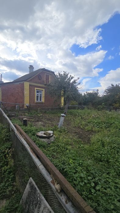 Продаж будинку з фасадною ділянкою в місті !