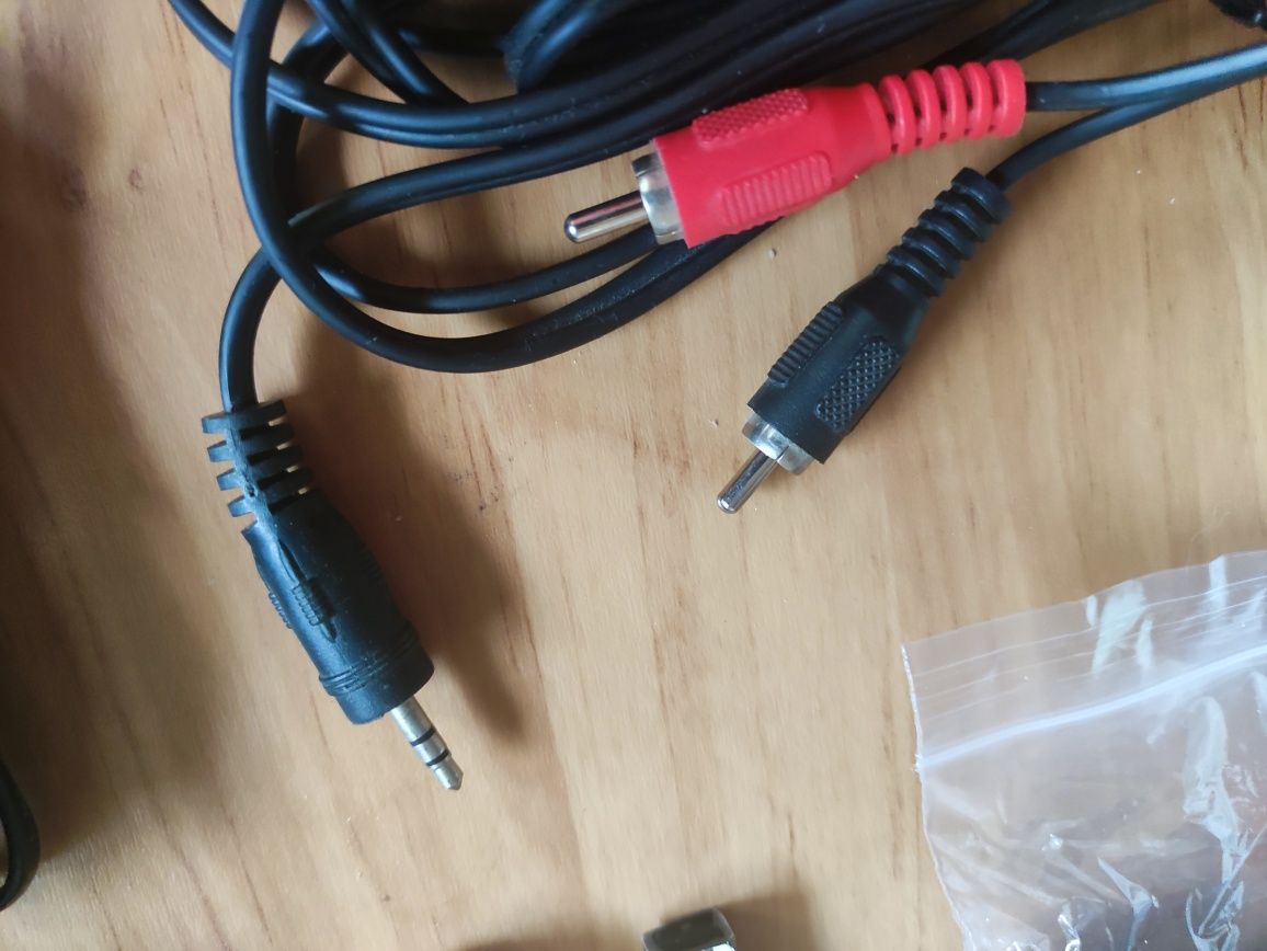Zestaw różnych kabli USB Video Audio HDMI