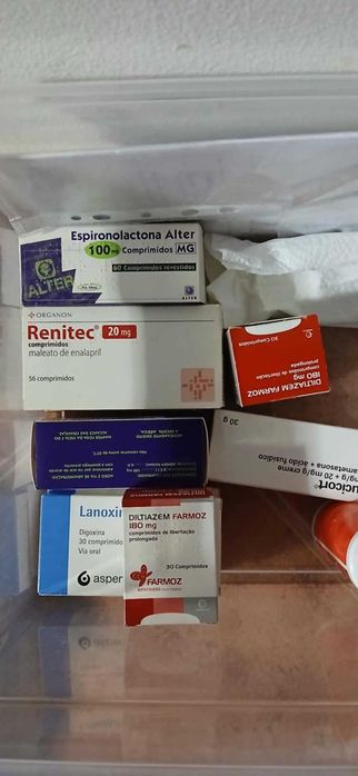 Medicação e patê para cães com problemas cardíacos.