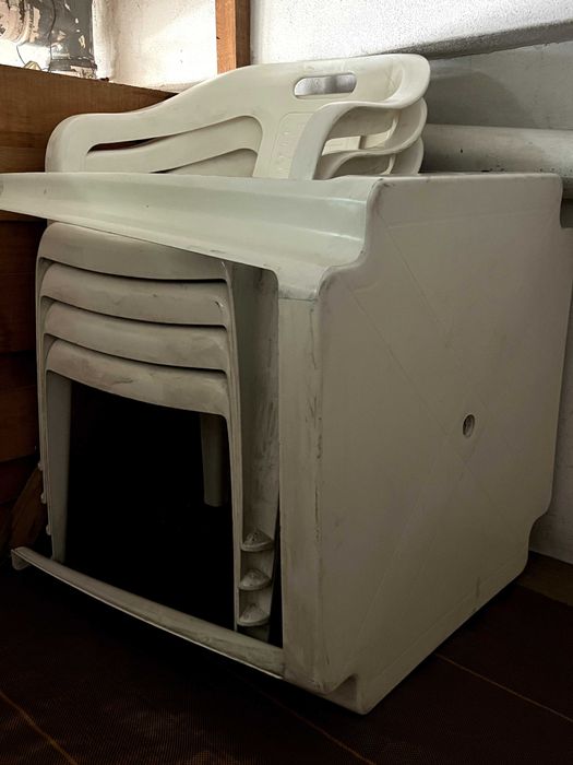 Mesa e cadeira de jardim plástico