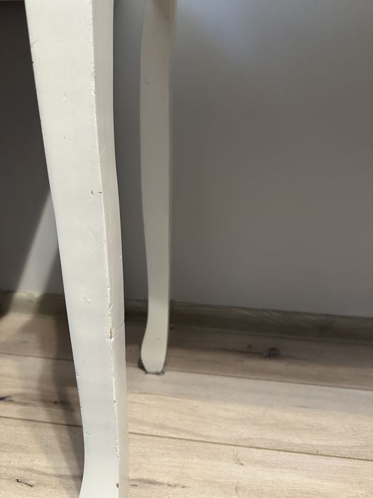 Biała toaletka z szufladami