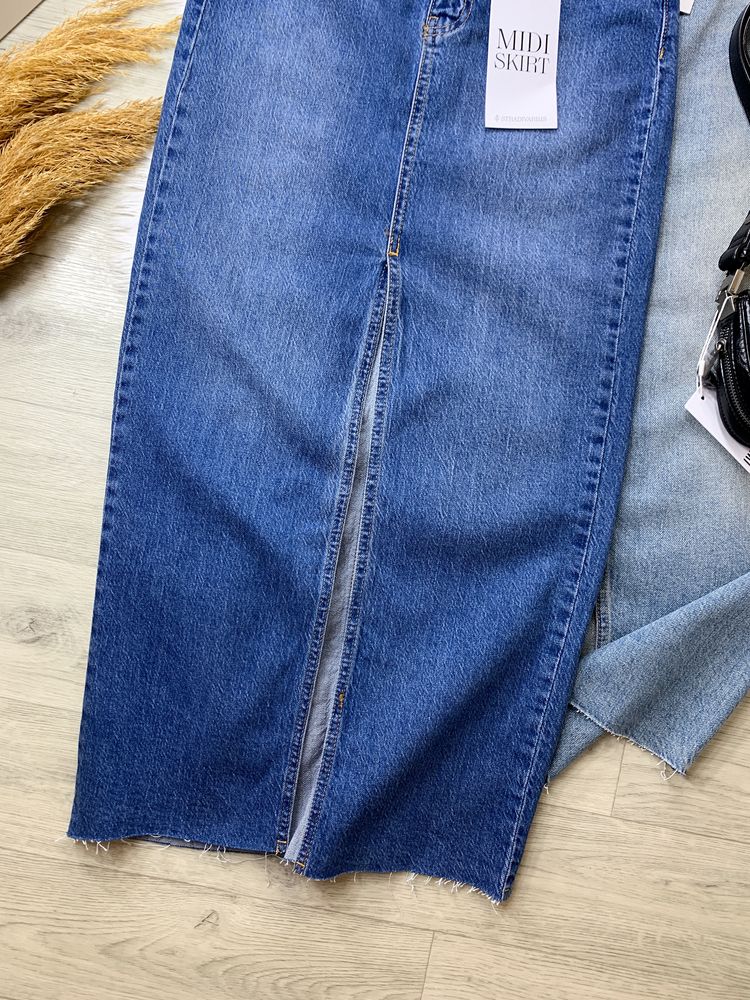 Трендова джинсова юбка міді з розрізом Stradivarius