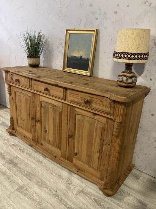 Duża, zdobiona komoda sosnowa