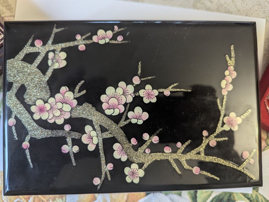 Шкатулка для украшений с украшениями