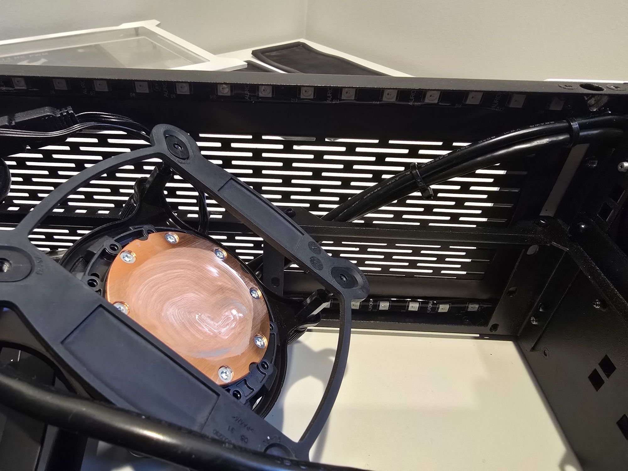 Obudowa SFF Sliger SM550 + 90mm aio