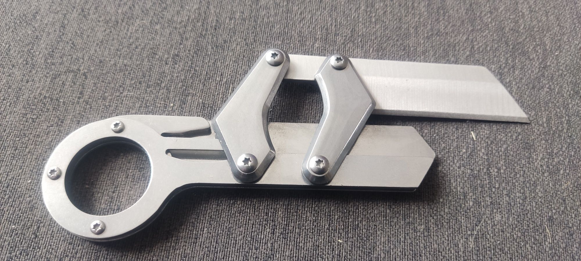 Nóż taktyczny mechaniczny chowany TANTO EDC R8