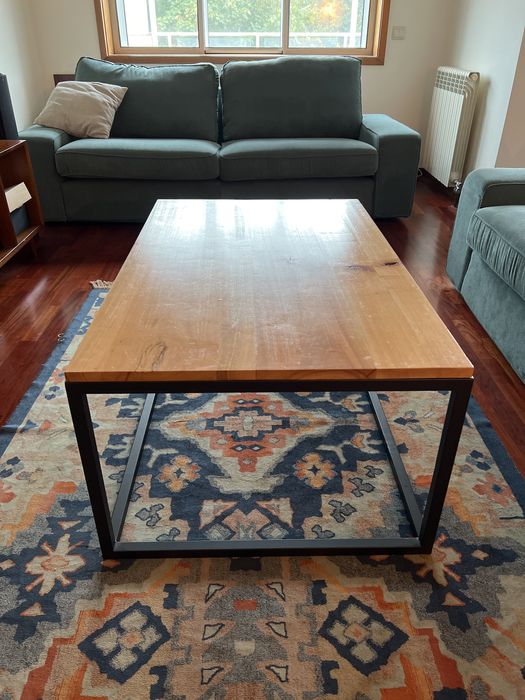 Mesa de centro com estrutura metalica e tampo em madeira