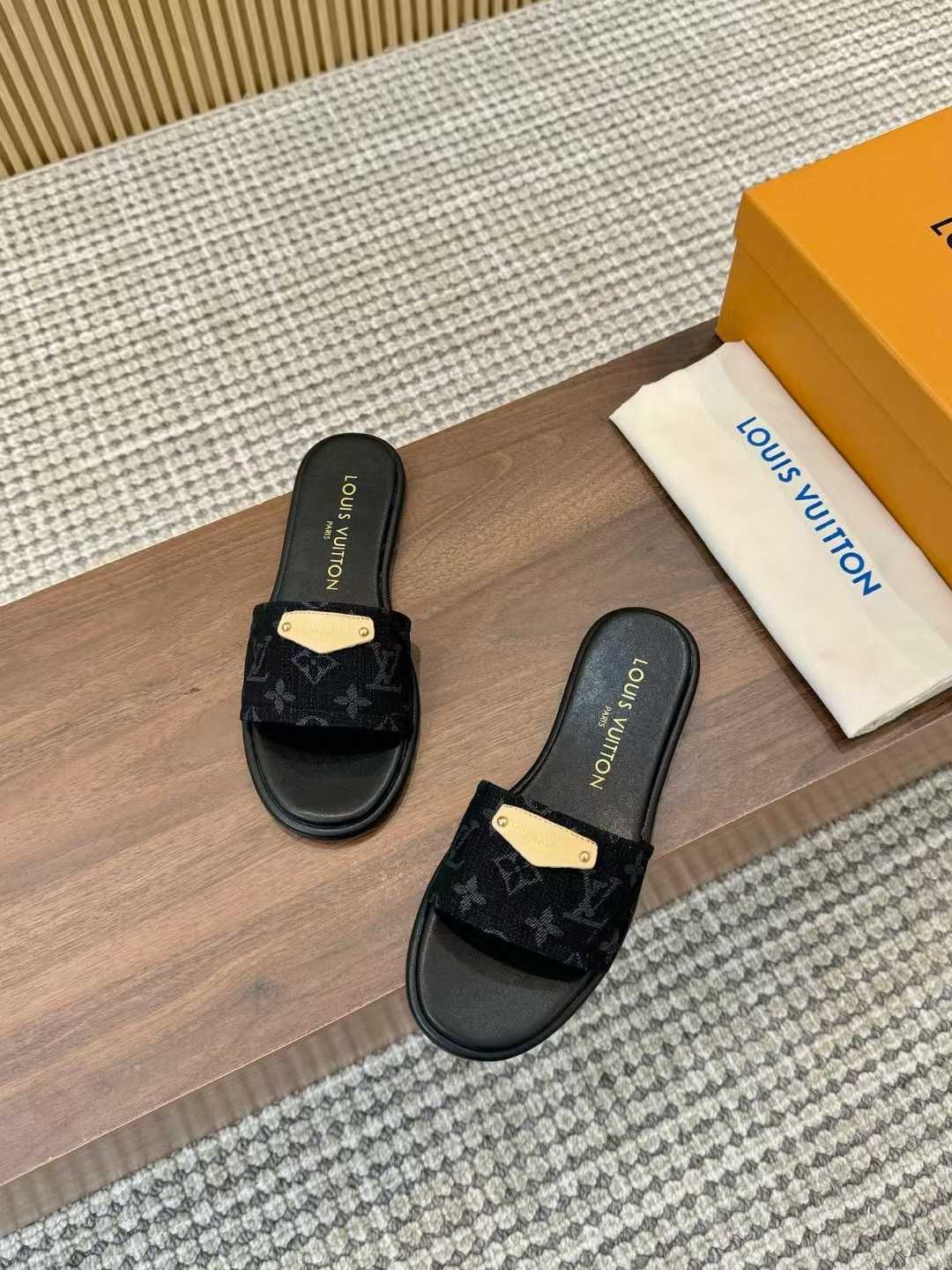 Louis Vuitton Buty, sandaly klapki, skora 060402