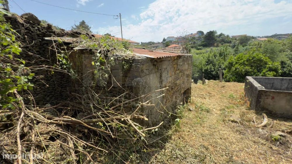 Moradia em Ruína com Terreno de 1135m2| Agrela | Santo Tirso