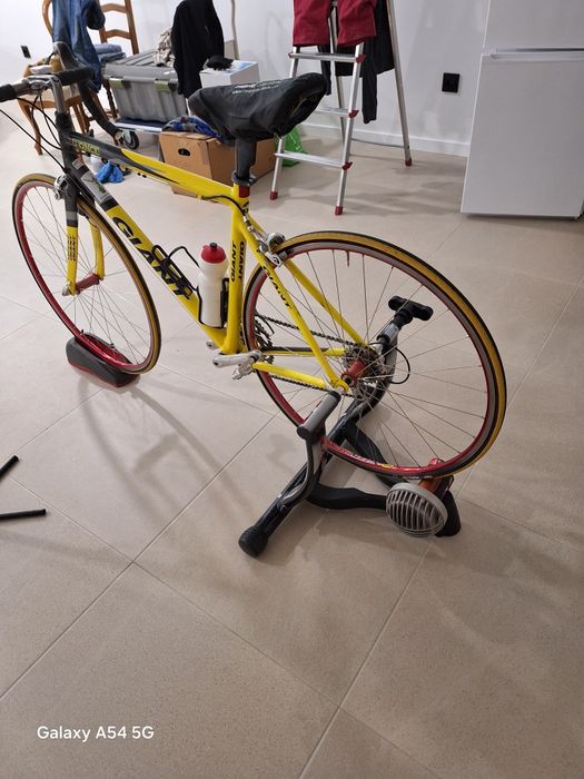 Bicicleta de estrada marca Giante com rolo .