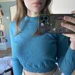 Niebieski crop top z golem sweter pull&bear