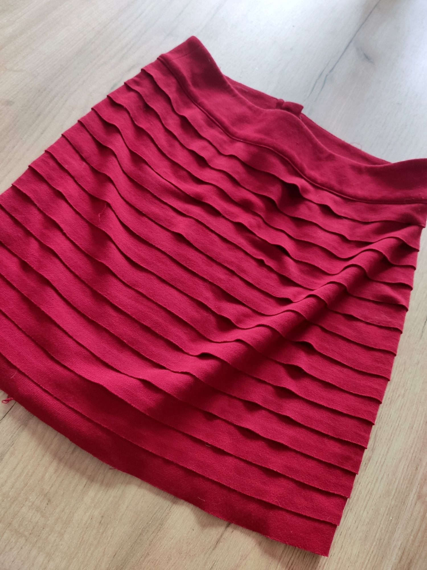 Spódnica falbany czarwona z zameczkiem