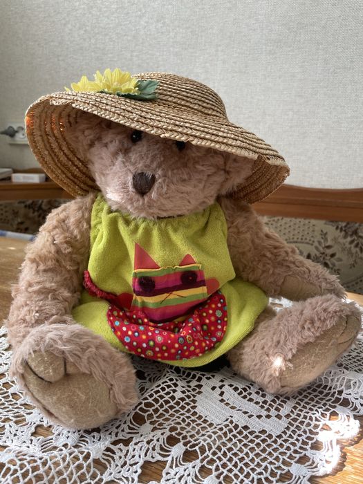 Винтажный плюшевый медведь на шарнирах в соломенной шляпе