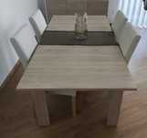 Mesa de jantar extensível para 6 pessoas.