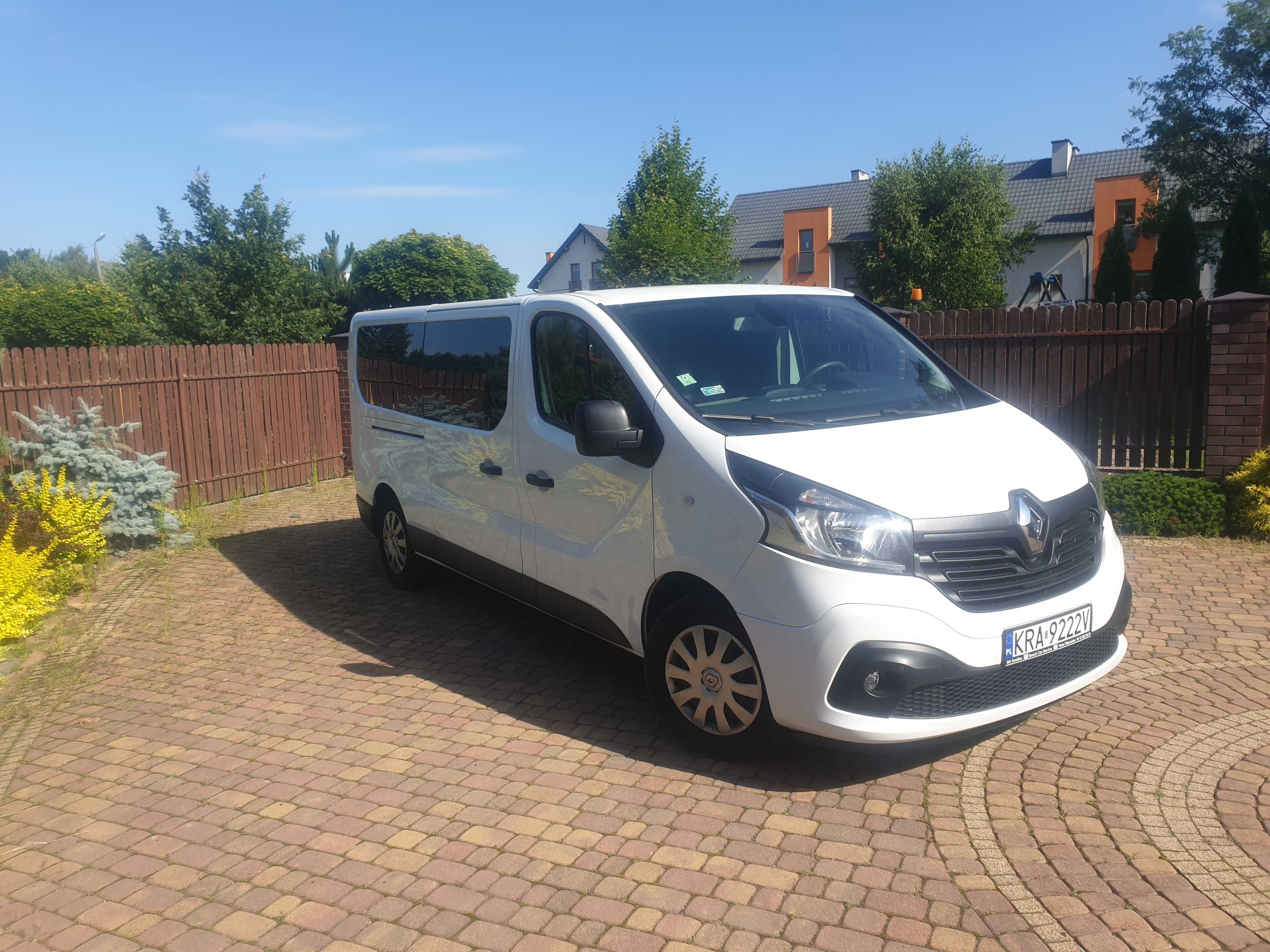 Wynajem busa 9 osobowego Renault Trafic