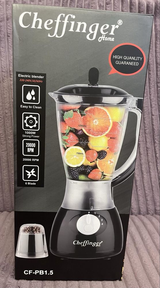 Blender marki Cheffinger z dodatkową przystawką do młynka do kawy.