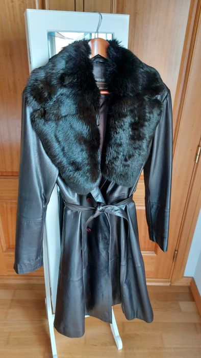 Casaco Comprido em Couro com Gola Amovível- In Extenso
