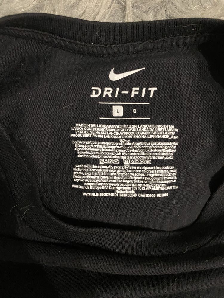 Футболка Nike чорного кольору