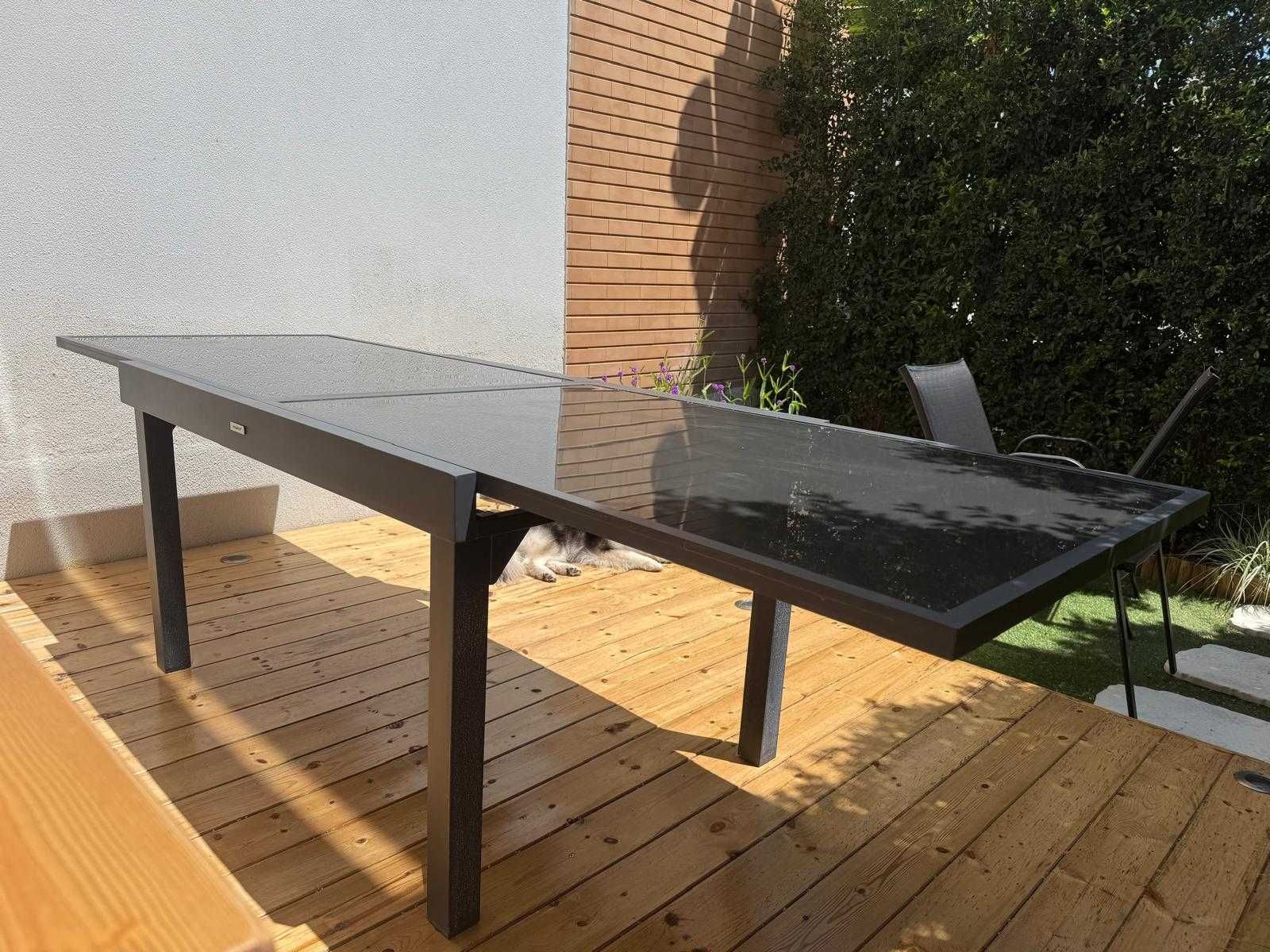 Mesa de exterior com 4 cadeiras incluídas