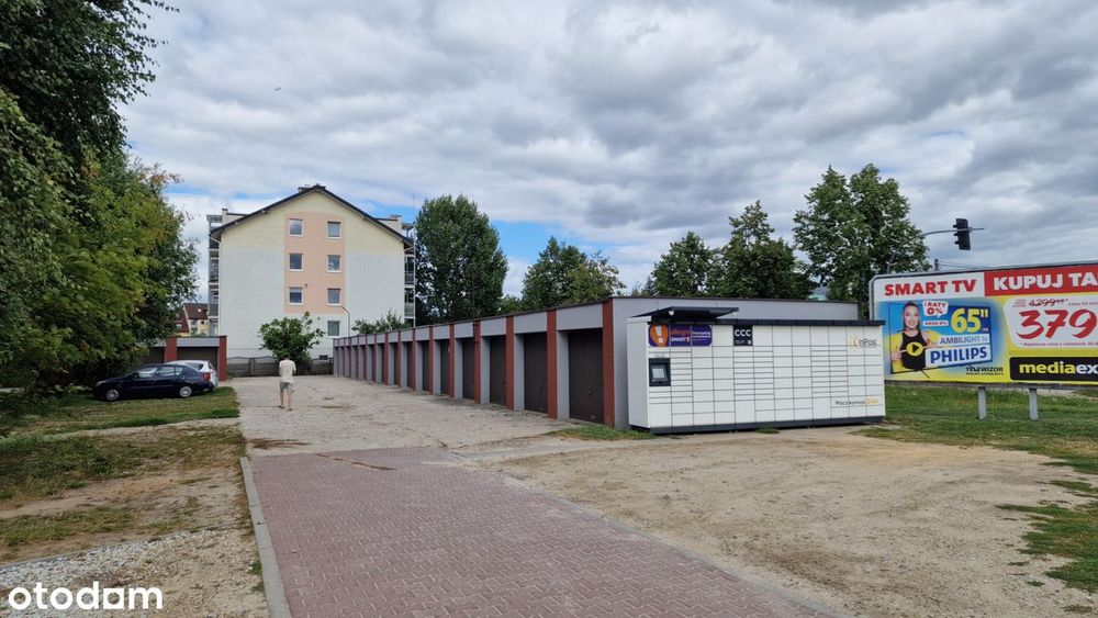 Garaż betonowy, uchylna brama, prąd, utwardzony dojazd.