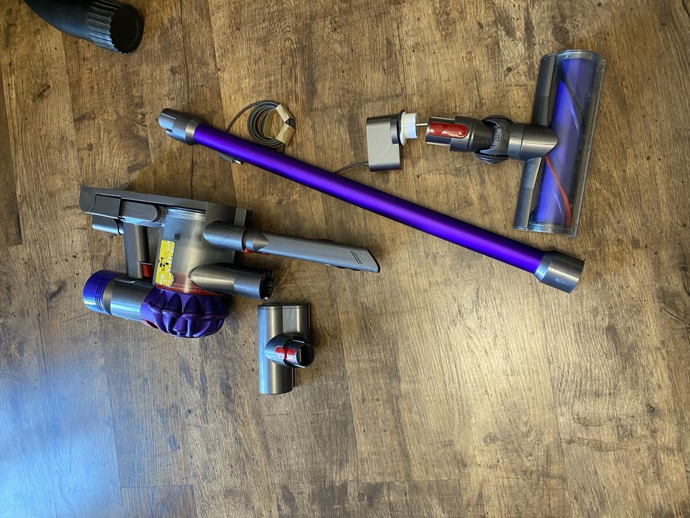 Аккумуляторный пылесос Dyson V8 total clean England