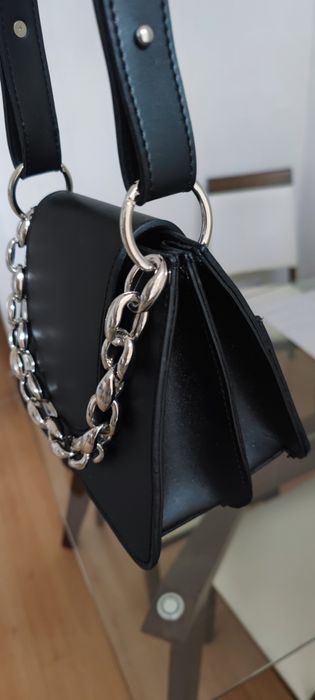 Сумка кросбаді із ланцюгом