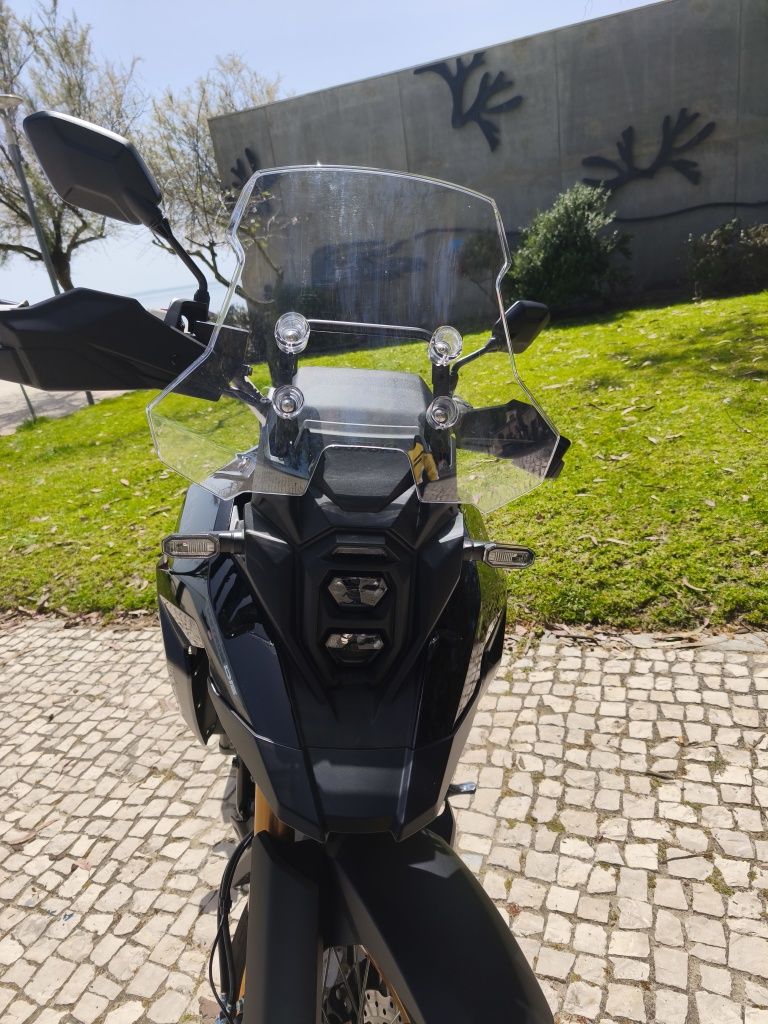 Vstrom 800DE 2023, com apenas 2.400km,estudo troca, por carro familiar