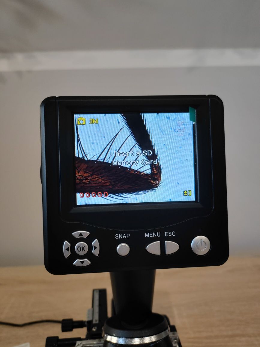 Mikroskop Bresser z wyświetlaczem LCD