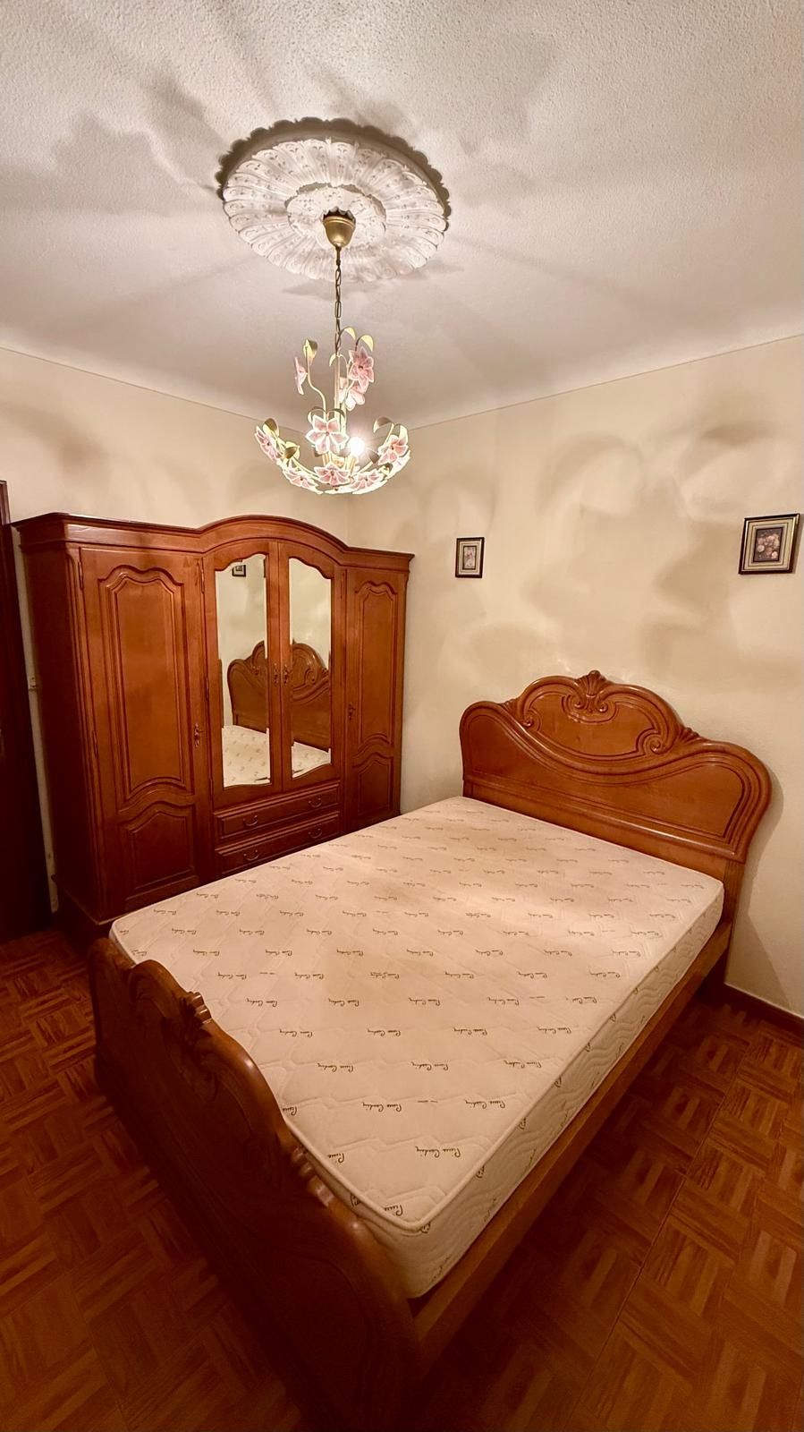 Vendo quarto de casal em madeira de castanho como novo,