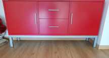 Armário de sala vermelho